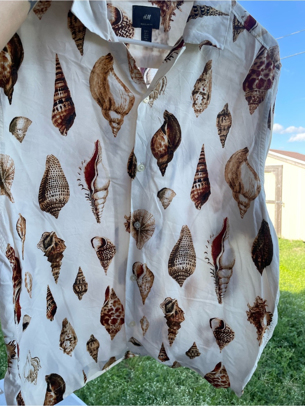 H&M men’s seashell pattern button down short sleeve shirt